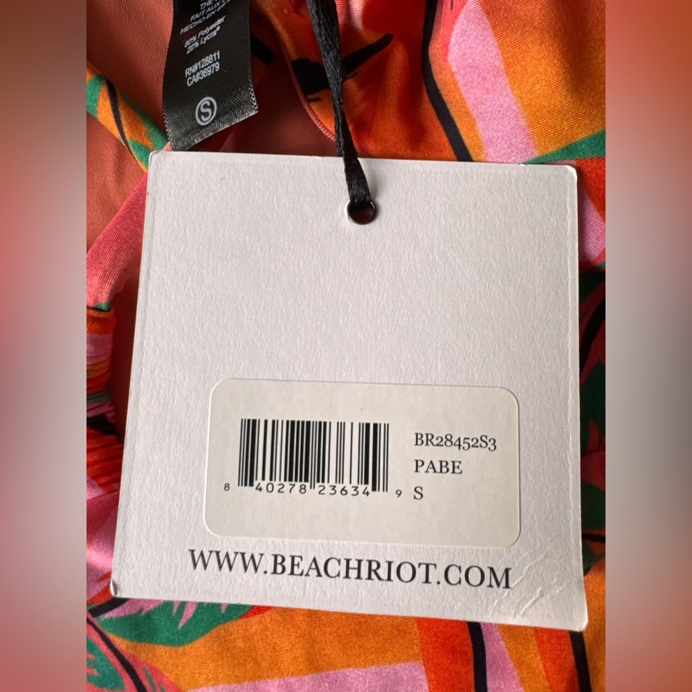 NEW | BEACH RIOT LESLIE ONE PIECE IN PALM BEACH Sz: Small
$178 - Picture 6 of 7
